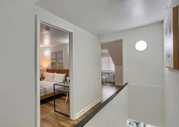 Troy Hill 2c Modern Private Bedroom With Shared Bathroom * Pittsburgh