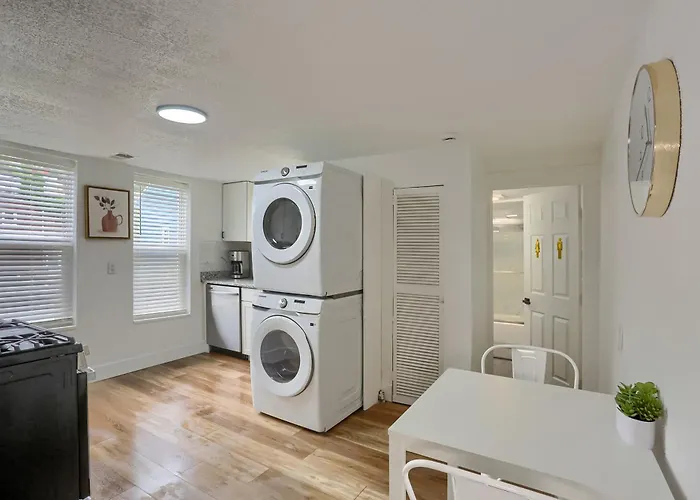 Troy Hill 2c Modern Private Bedroom With Shared Bathroom