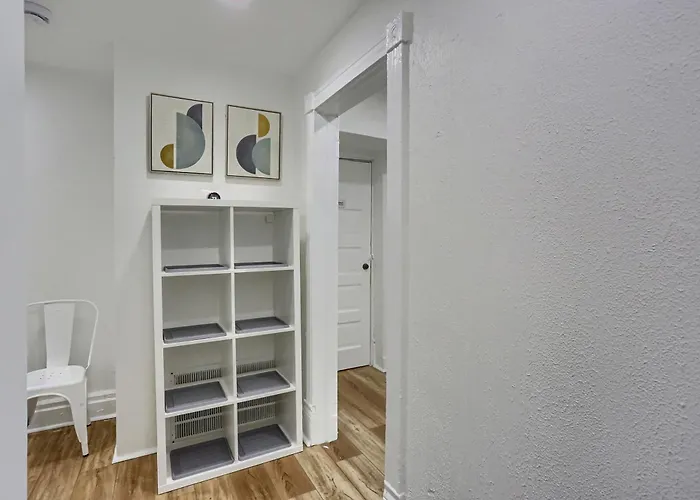 Troy Hill 2c Modern Private Bedroom With Shared Bathroom Pittsburgh